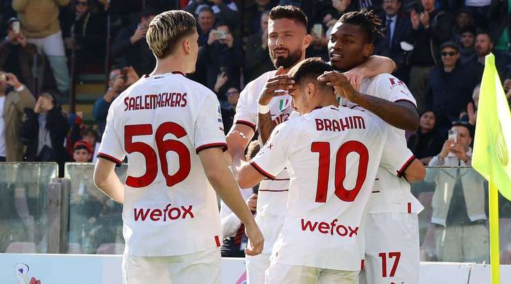 Rafael Leao (AC Milan) nhận bóng trong tư thế đối mặt với thủ môn sau một đường chuyền rất thông minh xuất phát từ Sandro Tonali. Dù phần nhiệm vụ của mình không hề dễ dàng, nhưng anh vẫn tự tin sút bóng làm tung lưới thủ môn đối phương.