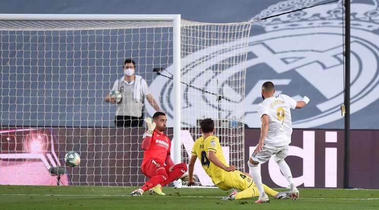 Vào - 1:0! Luka Modric chuyền bóng như đặt cho Karim Benzema (Real Madrid), người có một cú sút chìm từ cự ly gần vào lưới, dễ dàng đánh bại thủ môn.