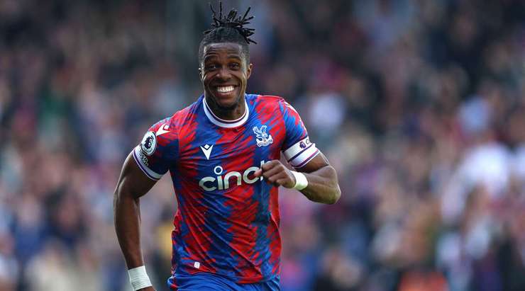 Vào! Tỉ số là 2:1. Wilfried Zaha (Crystal Palace) điền tên mình lên bảng điện từ bằng một cú sút gần như ngay trên vạch vôi, sau khi một đường bóng bật ra đã may mắn tìm đến đúng đôi chân của anh.