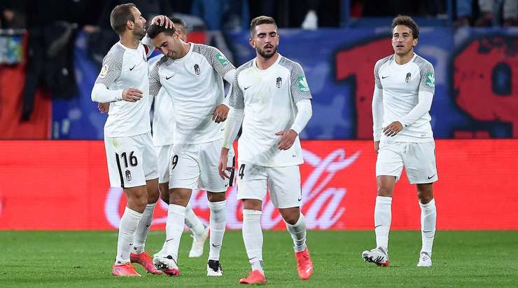 Sergio Herrera đã ở rất xa khung thành khi đồng đội của anh để mất bóng và Angel Montoro (Granada CF) dễ dàng dứt điểm từ xa vào khung thành bỏ trống. Tỉ số hiện tại là 1:1.