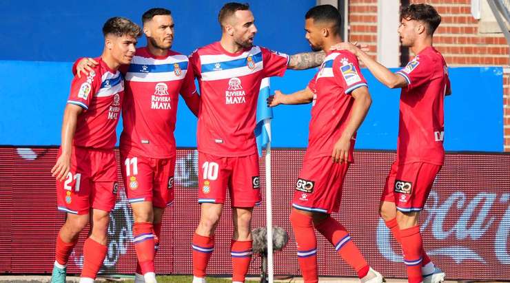 Vào! Raul de Tomas (Espanyol) giành chiến thắng trên chấm phạt đền bằng một cú sút không thể cản phá, vượt qua tầm với của thủ môn Fernando Pacheco vào góc phải khung thành.