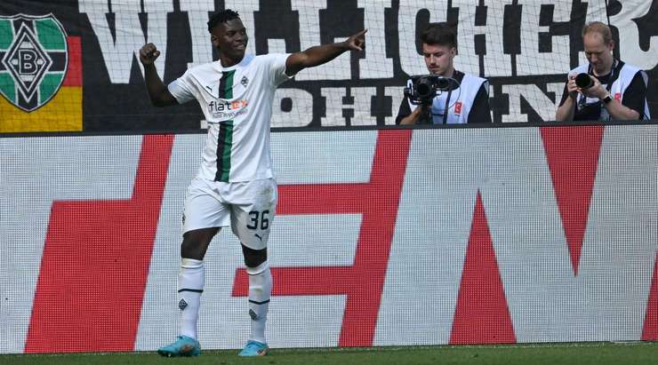 Breel Embolo (B. Monchengladbach) nhận một đường chuyền sắc bén tại rìa vòng cấm và khống chế bóng một cách gọn gàng trước khi tung ra một cú sút đưa bóng vòng qua người thủ môn vào lưới.