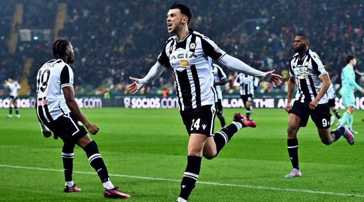 Một cú sút tuyệt vời! Lazar Samardzic (Udinese) thể hiện sự bình tĩnh tuyệt vời trong vòng cấm để tung một cú sút nhanh vào góc trái phía dưới. Tỉ số là 1:1.
