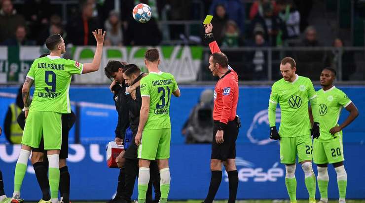 Một chiếc thẻ vàng xứng đáng. Cú tắc bóng của Tobias Strobl (Augsburg) là khá thô bạo và trọng tài Marco Fritz đã không do dự rút ra một chiếc thẻ vàng cho anh ấy.