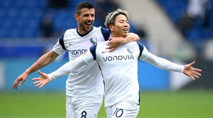 Một khoảnh khắc đẹp mắt! Takuma Asano (Bochum) lấy bóng và tung một cú sút mạnh từ xa. Đó là một quyết định sáng suốt và pha dứt điểm vừa rồi đã đi thẳng vào góc thấp bên phải khung thành. Thủ môn Oliver Baumann chỉ có thể lắc đầu trong tuyệt vọng! Tỉ số đã được nâng lên 0:1.