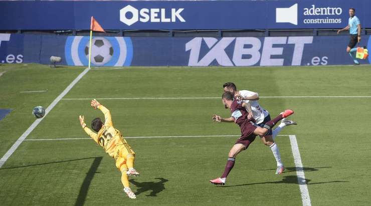 Vào rồi! Enric (Osasuna) bức tốc vào vòng cấm và chọn đúng điểm rơi sau đường căng ngang của Pervis Estupinan trước khi dứt điểm cận thành đẹp mắt vào góc phải khung thành. Tỉ số là 1:1.