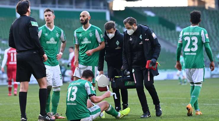 Milos Veljkovic (Werder Bremen) đang nằm sân trong đau đớn và anh cần sự chăm sóc y tế. Chúng ta vẫn chưa thể xác định được mức độ nghiêm trọng của chấn thương vừa rồi.