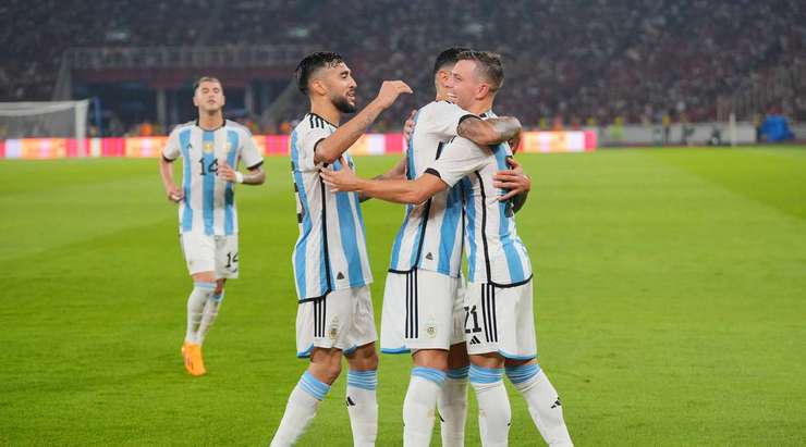 VÀO! Bóng được treo vào từ quả phạt góc và Cristian Gabriel Romero (Argentina) chạy chỗ rất tốt để tung một cú đánh đầu thẳng vào bên dưới xà ngang. Tỉ số của trận đấu đã được nâng lên: 0:2.