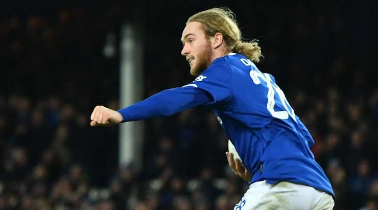 Một cú sút tuyệt vời! Tom Davies (Everton) thể hiện sự bình tĩnh tuyệt vời trong vòng cấm để tung một cú sút nhanh vào phía trong cột dọc bên trái. Tỉ số là 1:2.
