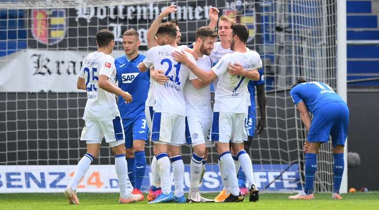 Quả phạt góc vào vòng 5m50 được Shkodran Mustafi (Schalke) bật cao và đánh đầu thẳng vào góc cao bên phải. Bóng đập cột dọc vào lưới, khiến thủ môn đối phương hoàn toàn bó tay. Tỉ số bây giờ là 0:2.