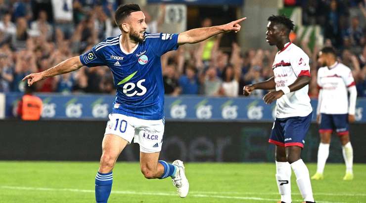 Adrien Thomasson (Strasbourg) ghi bàn từ một vị trí khó. Anh ấy bật cao để đón một quả tạt và đánh đầu căng vào góc phải phía trên. Một pha dứt điểm xuất sắc.