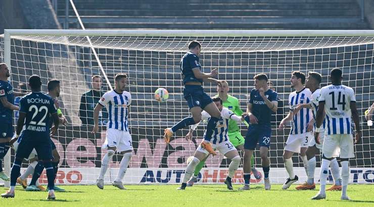 Keven Schlotterbeck (Bochum) bật cao hơn các hậu vệ đối phương trong vòng 5m50 để đón quả phạt góc và ghi bàn với một cú đánh đầu rất tốt vào góc thấp bên trái. Thủ môn đã không kịp phản ứng trong tình huống vừa rồi. Tỉ số bây giờ là 1:1.
