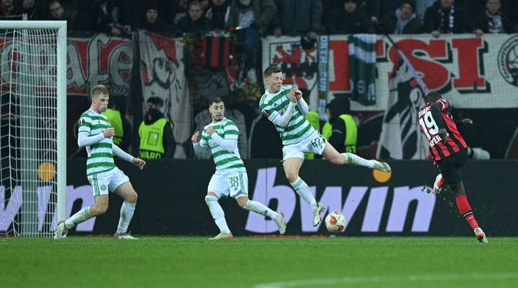 3:2. Moussa Diaby (Bayer Leverkusen) đón một đường chuyền tại rìa khu cấm địa và ngay lập tức tung cú sút một chạm tuyệt vời bay vào góc trái phía dưới. Một pha dứt điểm kinh ngạc! Joe Hart cố gắng ngăn chặn nó, nhưng không có cơ hội cho anh ấy. Kiến tạo bởi Florian Wirtz.