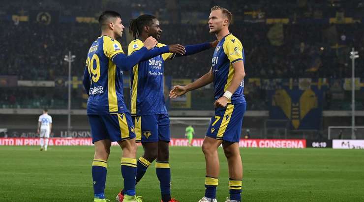 Vào rồi! Antonin Barak (Verona) nâng tỉ số lên 1:0 bằng cú đánh đầu từ cự ly gần ghim quả bóng vào góc phải khung thành sau đường căng ngang kiến tạo của Darko Lazovic.