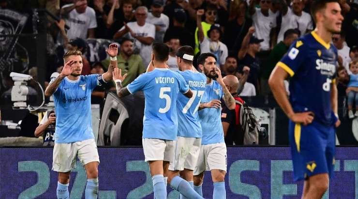 Vào rồi! Ciro Immobile (Lazio) nâng tỉ số lên 1:0 bằng cú đánh đầu từ cự ly gần làm tung nóc lưới sau đường căng ngang kiến tạo của Sergej Milinkovic-Savic.