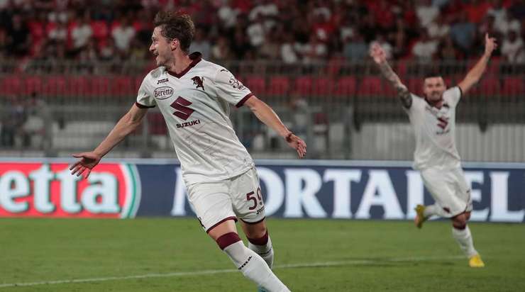 Aleksey Miranchuk (Torino) nhận một đường chuyền của đồng đội vào trong vòng cấm và ghi bàn bằng một cú sút chìm hoàn hảo vào mép trong cột dọc bên trái.