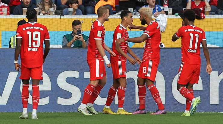 Vào! Quả phạt góc trước đó được treo vào vòng cấm và Jamal Musiala (Bayern Munich) sút bóng vào lưới sau pha kiến tạo bằng đầu của Leon Goretzka. 0:1.