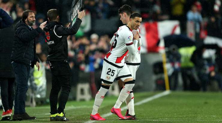 Andoni Iraola chuẩn bị thay người. Sergio Camello được thay thế bởi Raul de Tomas (Rayo Vallecano).