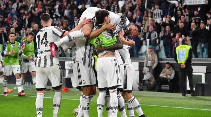 Vào! Manuel Locatelli thể hiện nhãn quan chiến thuật tuyệt vời bằng một đường chuyền tinh quái bên trong vòng cấm. Moise Kean (Juventus) cũng đã hoàn thành tốt phần việc của mình với cú sút một chạm, đưa bóng đi chìm vào chính giữa khung thành. 1:0.