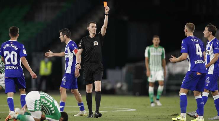 Rodrigo Ely (Alaves) đã có thể... đi tắm sớm. Anh vừa phải nhận một chiếc thẻ đỏ từ trọng tài!