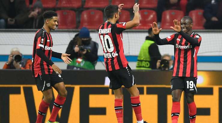 Bóng đã đi vào lưới! Moussa Diaby (Bayer Leverkusen) thử vận may của mình từ rìa vòng cấm và thần may mắn đã mỉm cười khi cú sút của anh đi trúng một cầu thủ khác và đổi hướng, khiến thủ môn Rui Silva không kịp trở tay. Tỉ số đã được nâng lên 2:0.