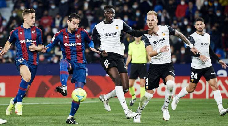 Vào! Jose Campana (Levante) đã có mặt đúng lúc đúng chỗ để lấy bóng bật ra trong vòng cấm, và anh ấy sút bóng vào chính giữa mành lưới. Tỉ số là 1:0.