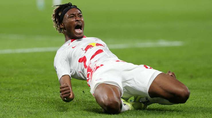 Vào! Mohamed Simakan (RB Leipzig) có đủ khoảng trống trong vòng cấm để đón một đường chuyền từ Dominik Szoboszlai và dứt điểm gọn gàng vào góc cao bên phải khung thành. 1:1.