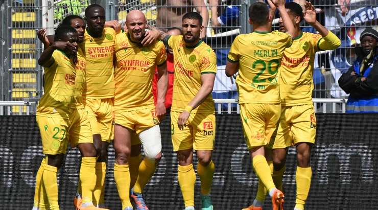 Nicolas Pallois (Nantes) đang ăn mừng sau một bàn thắng tuyệt đẹp. Anh ấy có vừa đủ khoảng trống trong vòng cấm để đón quả đá phạt và đánh đầu chuẩn xác vào sát chân cột dọc bên trái.