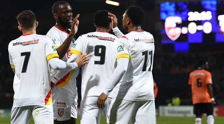 Vào! Angelo Fulgini (Lens) là người nhanh nhất phản ứng với pha bóng bật ra và sút bóng vào lưới. Tỉ số là 0:1.