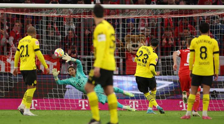 Vào! Emre Can (Dortmund) giành chiến thắng trên chấm phạt đền bằng một cú sút không thể cản phá, vượt qua tầm với của thủ môn Yann Sommer vào góc trái khung thành.