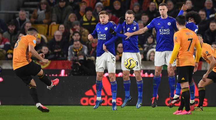 Cú sút phạt cực mạnh của Ruben Neves (Wolves) từ ngay sát vòng cấm đã không thể tiếp cận được mục tiêu, hàng rào phòng ngự đã che chắn quá tốt.