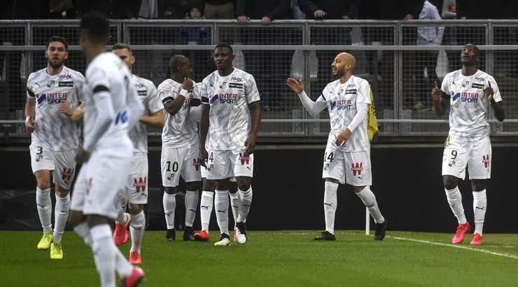 Vào! Một đường chọc khe tuyệt vời của Gael Kakuta mở ra khoảng trống cho Sehrou Guirassy (Amiens SC) ngay trong vòng cấm, và anh đã không phạm bất kỳ sai lầm nào khi sút mạnh quả bóng về góc thấp bên trái khung thành. Tỉ số là 1:0.