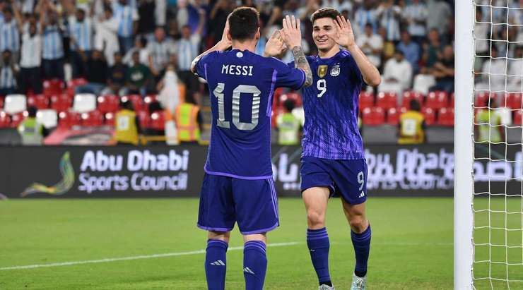 GOAL! Julian Alvarez (Argentina) đón đường chuyền từ Lionel Messi trong một đợt phản công nhanh và dứt điểm hiểm hóc từ cự ly gần. Tỉ số là 0:1.