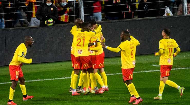 Vào! Przemyslaw Frankowski thực hiện một quả tạt vào vòng cấm và kiến tạo thành công cho Florian Sotoca (Lens), người đã đón bóng và dứt điểm gọn gàng vào sát phía trong cột dọc bên trái. Tỉ số đã được nâng lên 2:1.