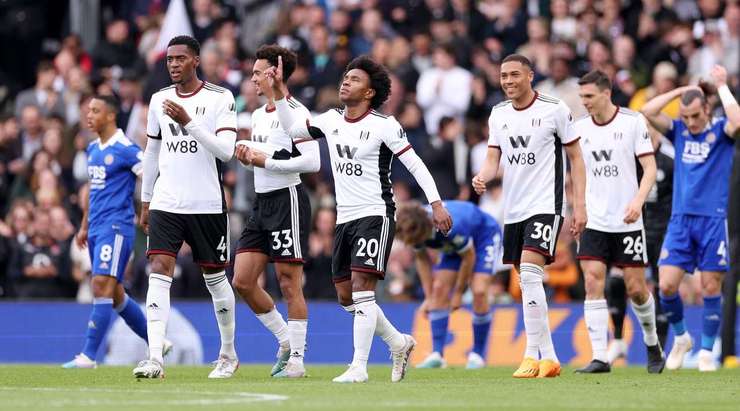 Một bàn thắng xuất sắc! Willian (Fulham) ghi tên mình lên bảng tỉ số với một quả đá phạt được thực hiện hoàn hảo. Cú sút thẳng của anh đưa bóng đi hiểm hóc vào phía trong cột dọc bên phải.
