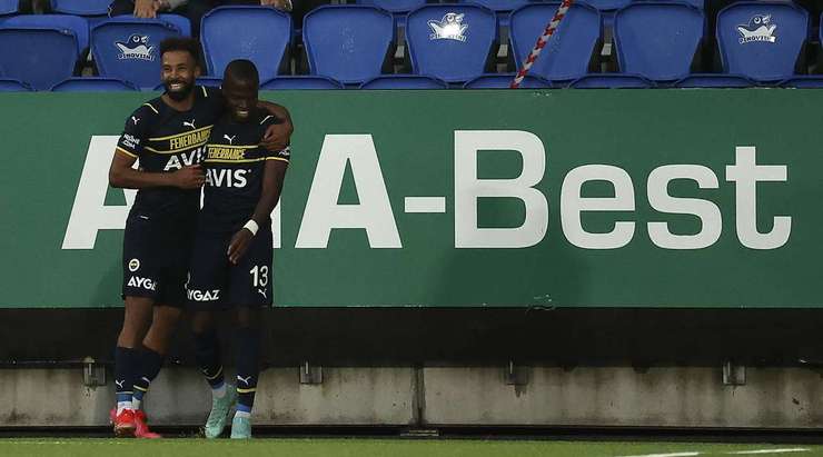 VÀO! Enner Valencia (Fenerbahce) kết thúc một đợt lên bóng tuyệt vời bằng một bàn thắng giật gót điệu nghệ. Bàn thắng được kiến tạo bởi Nazim Sangare với một đường chuyền xuất sắc. 1:3.