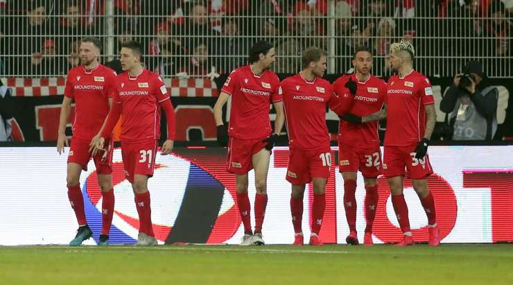 Bóng từ quả phạt góc được treo vào vòng cấm đến vị trí của Neven Subotic (Union Berlin) và cầu thủ này tung một cú sút hiểm hóc vào góc thấp bên phải khung thành, không cho thủ môn một cơ hội nào.