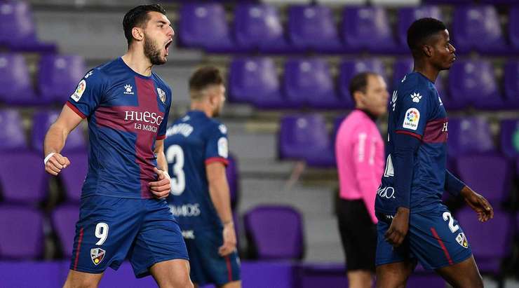 Một đường chuyền xé toang hàng phòng ngự đưa bóng đến chân Rafael Mir Vicente (Huesca) trong vòng cấm và cầu thủ này đã không bỏ lỡ cơ hội! Anh sút bóng chuẩn xác vào góc thấp bên trái khung thành.