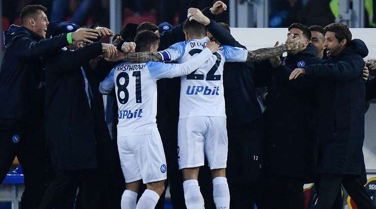 Vào rồi! Giovanni Di Lorenzo (Napoli) bức tốc vào vòng cấm và chọn đúng điểm rơi sau đường căng ngang của Min-Jae Kim trước khi dứt điểm cận thành đẹp mắt vào góc phải khung thành. Tỉ số là 0:1.