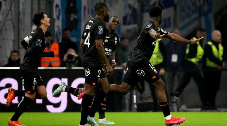 Terem Moffi (Lorient) khống chế một cách hoàn hảo đường treo bóng vào từ quả phạt góc và anh tung cú sút trái phá vào góc thấp bên phải khung thành. Một bàn thắng tuyệt vời!