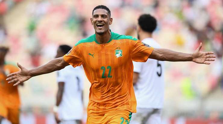Sebastien Haller (Bờ Biển Ngà) thay đổi thành công bảng tỉ số sau khi anh nhận một đường kiến tạo xuất sắc của đồng đội và chuyển hóa nó thành bàn thắng với một cú sút đi vào phía trong cột dọc bên phải.