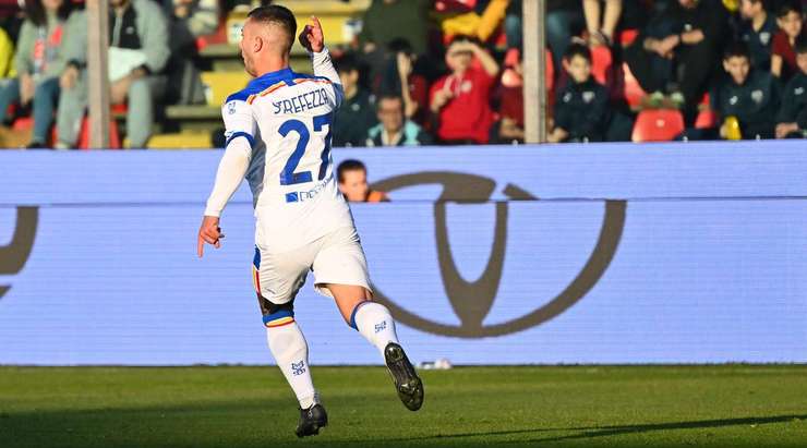 Vào! Gabriel Strefezza (Lecce) len lỏi qua các cầu thủ đối phương trước khi tung một cú sút tuyệt diệu từ rìa vòng cấm vào góc cao bên trái mành lưới. Thủ môn Marco Carnesecchi đã không có cơ hội nào để chạm vào quả bóng. Tỉ số là 0:2.