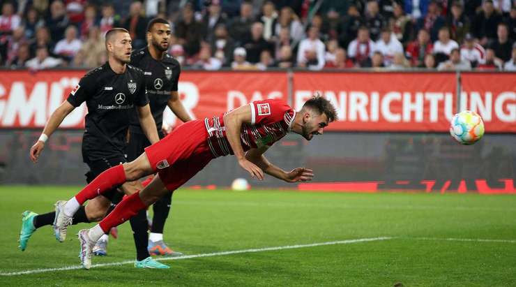 Vào rồi! Dion Beljo (Augsburg) tìm được một khoảng trống bên trong vòng cấm và trình diễn một cú đánh đầu đập đất không thể cản phá vào chính giữa khung thành sau đường lob bóng tinh quái của Arne Maier. Tỉ số là 1:0.