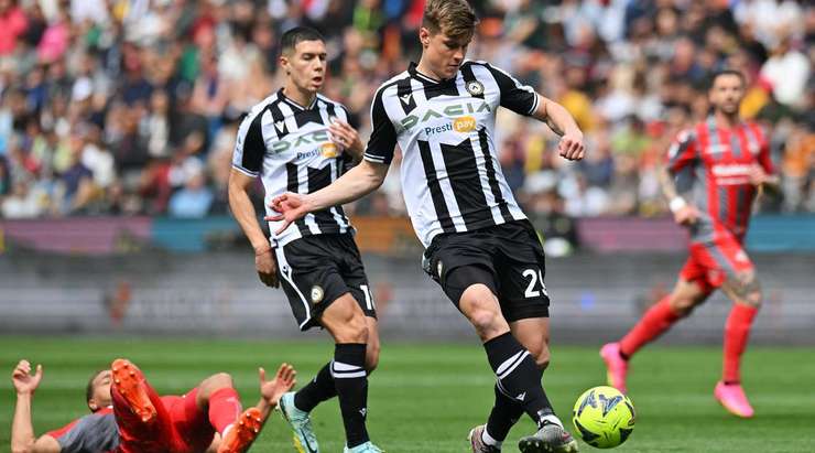 Lazar Samardzic (Udinese) tạo khoảng trống cho mình tại rìa vòng cấm và tung cú sút. Pha dứt điểm chính xác của anh ấy đi trúng cột dọc và bóng dội vào góc thấp bên phải mành lưới. Tỉ số được nâng lên 1:0.
