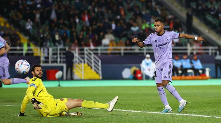 VÀO! 1:3! Daniel Ceballos chuyền bóng thành công cho Rodrygo (Real Madrid) ngay trong vòng cấm. Cầu thủ này nhận ra thủ môn Mohamed El Shenawy đang đứng ở khá xa khung thành và bấm bóng vào lưới. Một pha lốp bóng rất tinh quái.