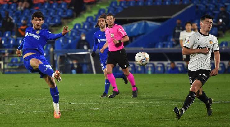 Carles Alena (Getafe) đón một đường chuyền bổng chuẩn xác ngay ngoài vòng cấm và tung cú sút trái phá về phía trong cột dọc bên trái. Thủ môn đã không có cơ hội nào để cản phá.