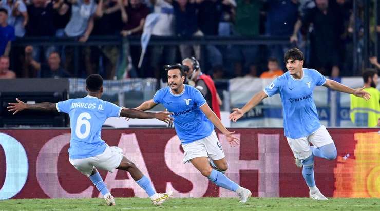 Pedro (Lazio) có rất nhiều khoảng trống sau khi đón một đường chuyền chính xác trong vòng cấm. Anh không do dự tung một cú sút tuyệt vời, đưa bóng vào góc phải khung thành.