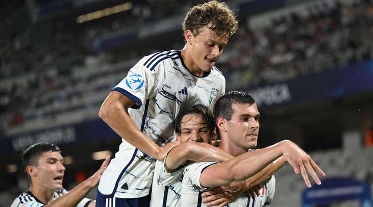 Một quả đá phạt được thực hiện hoàn hảo! Sandro Tonali tạt bóng vào và Pietro Pellegri (Ý) bật cao dứt điểm tại rìa vòng 5m50. Cú đánh đầu cận thành của cầu thủ này đi vào góc cao bên trái cầu môn, và tỉ số đã được thay đổi – 1:1.