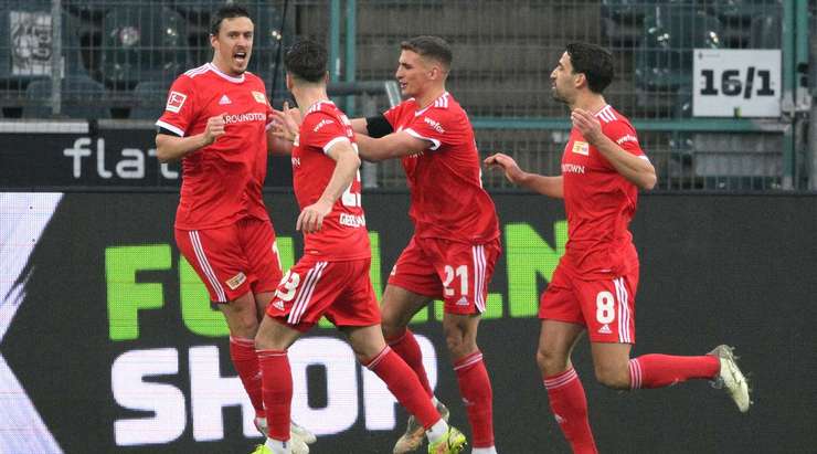 Vào! Max Kruse (Union Berlin) tinh quái dừng lại một nhịp trước khi sút, chờ cho thủ môn Yann Sommer đổ người trước khi bình tĩnh đưa bóng vào góc thấp bên trái.