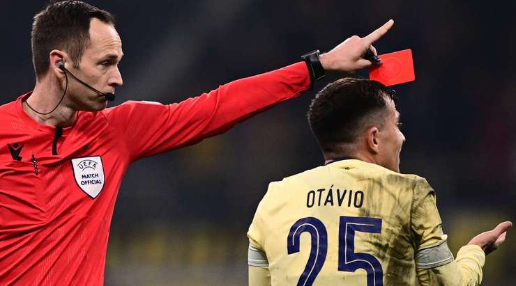 THẺ ĐỎ! Otavio (FC Porto) có một pha vào bóng lỗi và cầu thủ này phải nhận chiếc thẻ vàng thứ hai từ trọng tài Srdjan Jovanovic. Anh ấy đã có thể đi tắm sớm.